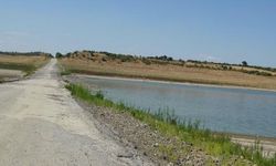 Barajda su seviyesi düştü, eski kara yolu ortaya çıktı