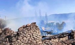 Çankırı'da yangında 3 ev ile 1 samanlık yandı