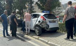 Çekmeköy'de otomobil park halindeki sürücü kursu aracına çarptı: 1 yaralı 