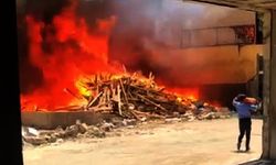 Gaziantep'te, sokakta bırakılan odunlar yandı