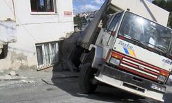Gaziosmanpaşa'da kamyon gecekonduya çarptı