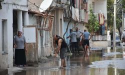 İzmir'de inşaat çalışması sırasında su borusu patladı; evleri su bastı