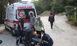 Maltepe'de hafriyat kamyonu devrildi: 2 işçi yaralandı