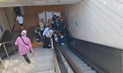 Metroda yürüyen merdivene sıkıştı!