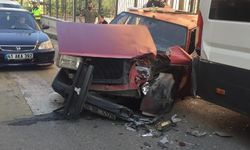 Park halindeki minibüse çarpan otomobildeki 6 kişi yaralandı
