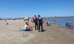 Samsun'da polisten, boğulma olaylarına karşı sahilde bilgilendirme