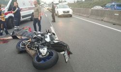 Servis midibüsüne çarpan motosikletli öldü