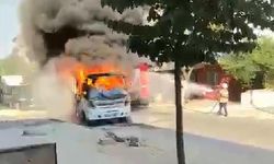 Servis minibüsü alev alev yandı  