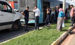 Servis minibüsü halk otobüsüne arkadan çarptı: 4 yaralı