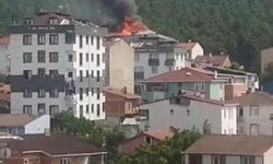 Sultanbeyli'de 3 katlı binanın çatısı alev alev yandı 