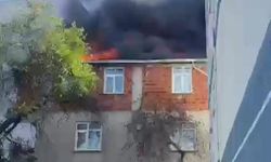 Sultanbeyli'de binanın çatısı alev alev yandı