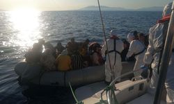 Yunan unsurlarının motorunu söküp geri ittiği bottaki 63 göçmen kurtarıldı