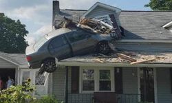 Pensilvanya'da film gibi kaza! Otomobil evin ikinci katına çarptı