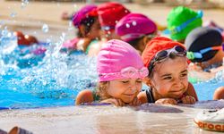 Bayraklılı çocukların havuz mutluluğu
