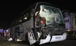 Yolcu otobüsü, önündeki TIR’a çarptı: 15 yaralı
