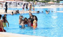 Mersin'de Deprem Bölgesinden Gelen Çocuklar Su Dünyasında Eğlendi