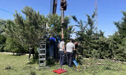 Afyonkarahisar'da bir otelin bahçesindeki ağaçlık alana düşen helikopter kaldırıldı