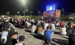 İzmir'de vatandaşlar, final maçını meydana kurulan ekranda izliyor