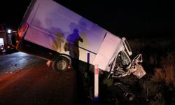 Minibüsün kamyona çarptığı kazada bir kişi yaralandı