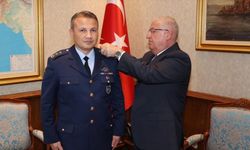 Uzaya gidecek ilk Türk pilot Gezeravcı'ya yeni rütbesini Bakan Güler taktı