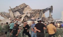 Ağır hasarlı bina çöktü, operatör öldü