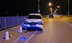 Alkollü sürücünün kullandığı otomobil, köprüde balık tutanlara çarptı