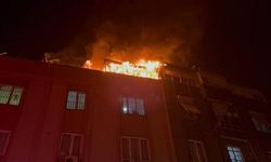 Çatı katındaki yangın, mahalleliyi sokağa döktü