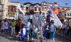 Çeşme'de Akdeniz temalı festival, şenlik havasında başladı