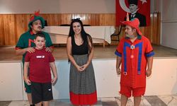 Çocuk oyunu Hacivat ile Karagöz'ü, özel izleyicileri için sahnelediler