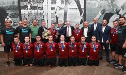 Down Sendromlu Futsal Milli Takımı'ndan Mehmet Büyükekşi'ye ziyaret