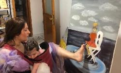 Engelli sanatçı Ayşe'nin azmi hayran bıraktı! İki kolu da yok ama resim yapıyor