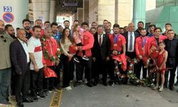 Grekoromen Güreş Milli Takımı'na Ankara'da coşkulu karşılama