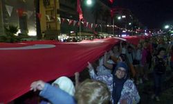 İzmir'de 350 metrelik dev Türk bayrağı ile Zafer Yürüyüşü