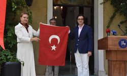 İzmir'in kurtuluşunda elde dikilen Türk bayrağı, Bayrakbilim ve Türk Bayrakları Müzesi'nde