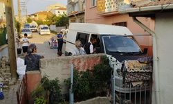 Kaçak göçmenlerin taşındığı minibüs, evin duvarına çarptı