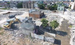 Ulubatlı Hasan’da metruk binalar tek tek yıkıyor