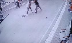 Yolda yürüdüğü sırada tartıştığı kişi tarafından bıçaklandı; olay anı kamerada