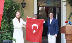 Türk Süvarisi'ni karşılayan Al Bayrak İzmirlileri bekliyor