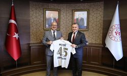 Başkan Ergün'den Spor Bakanı Bak'a Manisa Büyükşehir forması