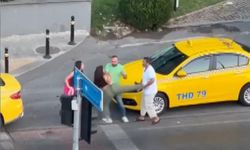 Beyoğlu'nda taksici ile kadınların kavgası kamerada