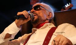Alpay 88 yaşında unutulmaz bir geceye imza attı! Alpay'ın muhteşem İzmir konseri