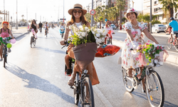 İzmir Karşıyaka'da sokakların hakimi bisikletli kadınlar