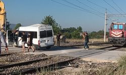İzmir'de tren hemzemin geçitte midibüsle çarpıştı