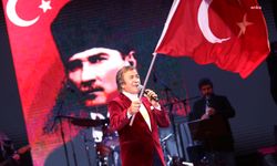 Erol Evgin Bursa Kültürpark Açıkhava Tiyatrosu'nda  Konseri Gelincik Tarlasına döndü