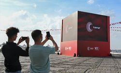 İzmir'de Gündoğdu Meydanı'na  dijital dev ekran kuruldu