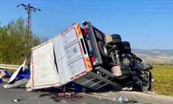 Alaşehir'de otomobilin kamyona çarptığı kazada 3 kişi yaralandı