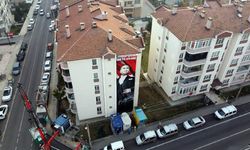 100'üncü yılı anısına, apartman duvarına 15 metrelik Atatürk portresi yaptırdılar