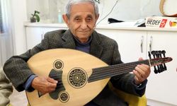 91 yaşındaki şair ve bestekar, yaşlılar korosunda