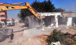 Akdeniz’de metruk binaların yıkımı sürüyor!