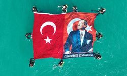 Akdeniz'de Türk bayrağı ve Atatürk posteri açtılar